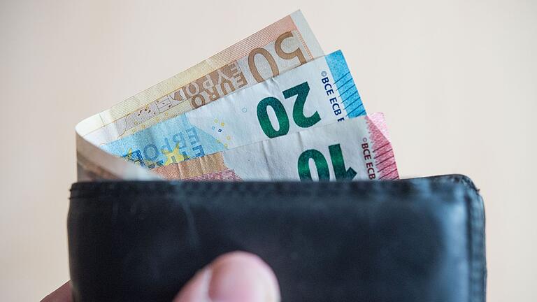 Geldscheine im Geldbeutel       -  Einiges wird für Verbraucher im neuen Jahr teurer.