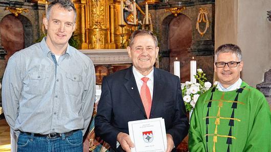 Bischof Dr. Friedhelm Hofmann hat Günther Wirth die Ehrennadel der Diözese Würzburg verliehen als Dank und Anerkennung für seine langjährigen treuen Dienste in der Pfarrei St. Michael in Prappach. Im Rahmen eines Sonntagsgottesdienstes überreichte Pfarrer Stephan Eschenbacher stellvertretend die Ehrennadel und Urkunde. Unser Bild zeigt (von rechts) Pfarrer Stephan Eschenbacher, Günther Wirth und den Mesner Wolfgang Müller mit dessen verstorbenem Vater Josef Müller Günther Wirth über viele Jahre für die Pfarrei St. Michael in Prappach wirkte. Bischof Dr. Friedhelm Hofmann hat Günther Wirth die Ehrennadel der Diözese Würzburg verliehen als Dank und Anerkennung für seine langjährigen treuen Dienste in der Pfarrei St. Michael in Prappach. Im Rahmen eines Sonntagsgottesdienstes überreichte Pfarrer Stephan Eschenbacher stellvertretend die Ehrennadel und Urkunde. Unser Bild zeigt (von rechts) Pfarrer Stephan Eschenbacher, Günther Wirth und den Mesner Wolfgang Müller mit dessen verstorbenem Vater Josef Müller Günther Wirth über viele Jahre für die Pfarrei St. Michael in Prappach wirkte.