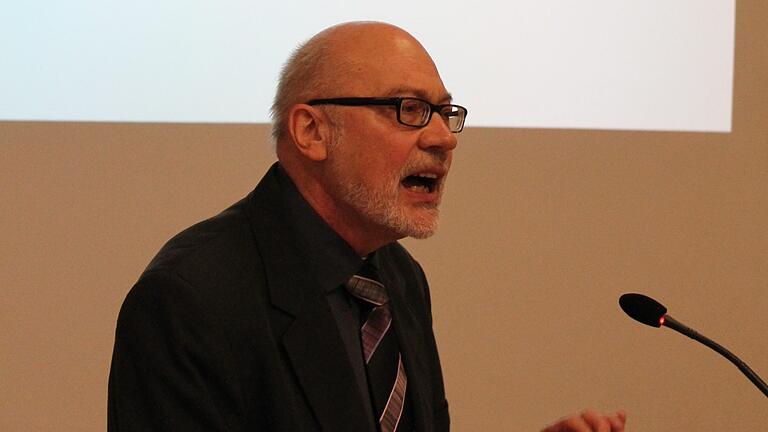 Der Theologieprofessor Dr. Martin Ebner sprach in Gerolzhofen auf Einladung der örtlichen Initiative 'Maria schweige nicht' über die Stellung der Frau in den Anfängen des Christentums. Der Theologieprofessor Dr. Martin Ebner sprach in Gerolzhofen auf Einladung der örtlichen Initiative 'Maria schweige nicht' über die Stellung der Frau in den Anfängen des Christentums.