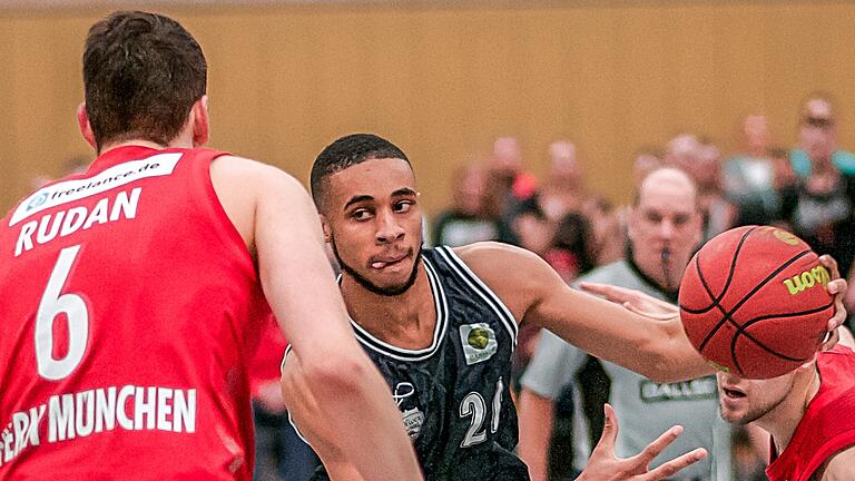 Topscorer des Farmteams von Basketball-Bundesligist s.Oliver Würzburg: Cameron Hunt (im Bild gegen die Münchner Matej Rudan und Viktor Frankl-Maus, verdeckt). Topscorer des Farmteams von Basketball-Bundesligist s.Oliver Würzburg: Cameron Hunt (im Bild gegen die Münchner Matej Rudan und Viktor Frankl-Maus, verdeckt).
