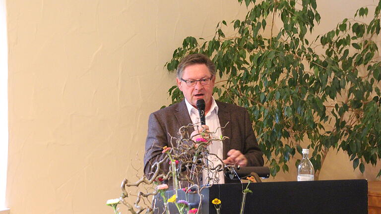Gerhard Eck bei seinem Grußwort zum Festakt in der ehemaligen Waldesruh. Gerhard Eck bei seinem Grußwort zum Festakt in der ehemaligen Waldesruh.