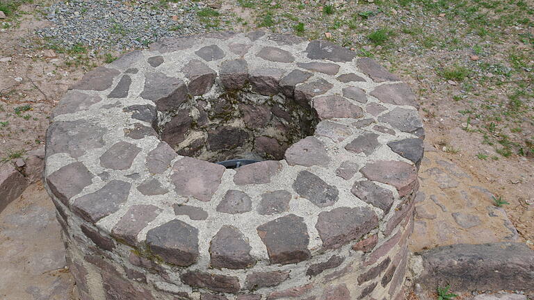 Gefunden wurde neben der Kirche auch ein Brunnen. Gefunden wurde neben der Kirche auch ein Brunnen.