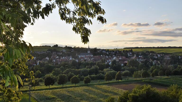 Sulzfeld ist begrenzt von Weinbergen, dem Main und Wasserschutzgebieten. Baugebieten vor den Toren auszuweisen ist kaum möglich. Die Gemeinde setzt auf innere Attraktivität.