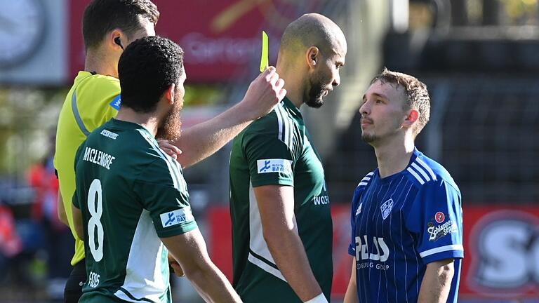 Selbst der Oldie zeigte Nerven: Der Schweinfurter Torjäger Adam Jabiri (Mitte) legte sich gegen Ende mit dem Aschaffenburger Alexandru Paraschiv (rechts) an - und bekam von Schiedsrichter Elias Tiedeken Gelb gezeigt. Sein FC-05-Mitstreiter Malik McLemore kommt zu spät zum Schlichten. Selbst der Oldie zeigte Nerven: Der Schweinfurter Torjäger Adam Jabiri (Mitte) legte sich gegen Ende mit dem Aschaffenburger Alexandru Paraschiv (rechts) an - und bekam von Schiedsrichter Elias Tiedeken Gelb gezeigt. Sein FC-05-Mitstreiter Malik McLemore kommt zu spät zum Schlichten.