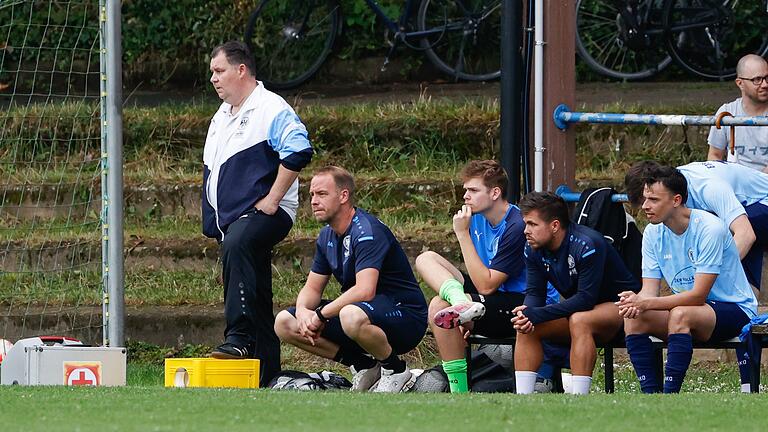 &nbsp;Trainer Gerald Spahmann (Zweiter von links) und der ETSV Würzburg hatten einen schwierigen Start in die Saison.