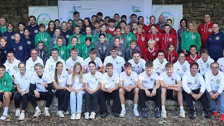 Im Bild alle Beteiligten der ZV Bayern Trophy Team Ising in Grün, Team Wiesentheid in Rot, Team Kempfenhausen in Blau, das Organisationsteam und die Helfer aus dem Leistungskurs Sport in Weiß und das Siegerteam Gaibach in Anthrazit.