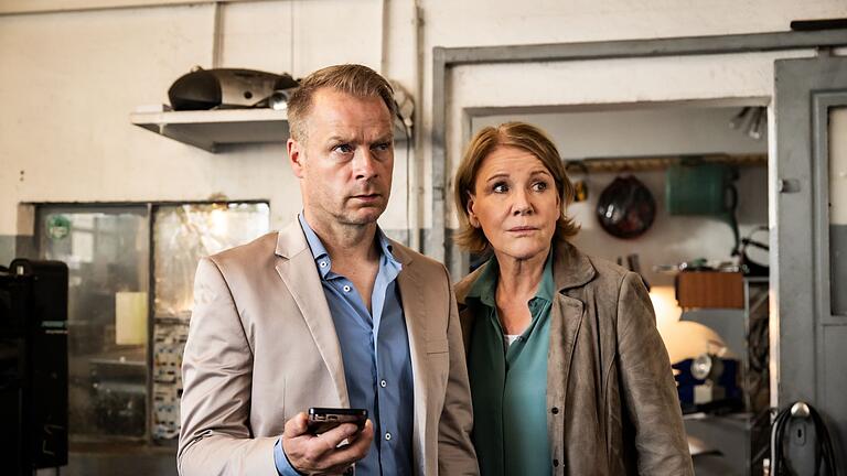 TV-Ausblicke - ZDF - Marie Brand und das tote Au-Pair - Marie Brand und Jürgen Simmel verfolgen die Ortung eines Handys. TV-Ausblicke - ZDF - Marie Brand und das tote Au-Pair - Marie Brand und Jürgen Simmel verfolgen die Ortung eines Handys.