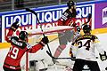 Führung       -  Die Kanadier haben mit dem Treffer von Nate MacKinnon (l) das Tor zur 1:0-Führung gegen Deutschland erzielt. Foto: Monika Skolimowska