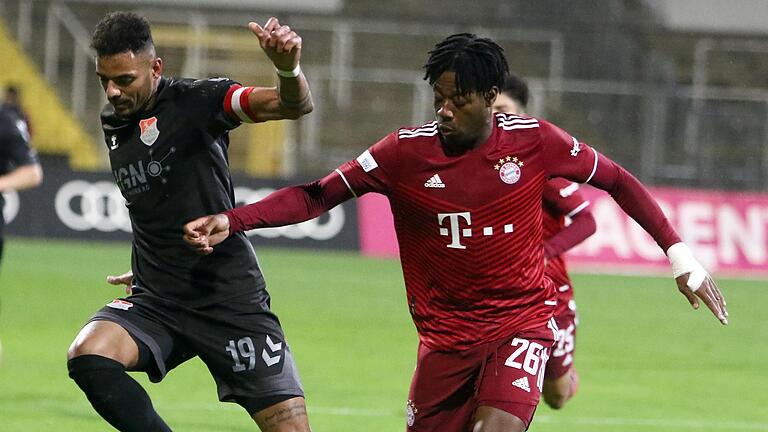 Michael Dellinger (links) führte den TSV Aubstadt beim Gastspiel im Grünwalder Stadion gegen den FC Bayern München II (rechts Bright Akwo Arrey Mbi) als Kapitän auf den Platz und brachte seine Mannschaft früh mit 1:0 in Führung.