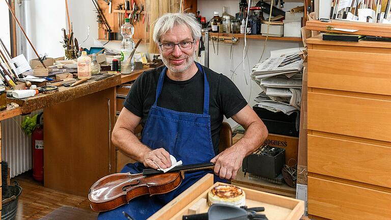 Markus Lützel in seiner Werkstatt in der Würzburger Neubaustraße.&nbsp;