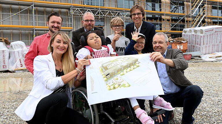 Neubau Fritz Felsenstein Schule Langweid.jpeg - In Langweid entsteht ein ganz besonderer Lerncampus: Auf ihm werden die neue Grund- und Mittelschule von Langweid sowie eine neue Filiale des Fritz-Felsenstein-Hauses gebaut. Auf das Projekt freuen sich besonders Samira (im roten Dirndl), Marius und Justus. Neubau Fritz Felsenstein Schule Langweid.jpeg - In Langweid entsteht ein ganz besonderer Lerncampus: Auf ihm werden die neue Grund- und Mittelschule von Langweid sowie eine neue Filiale des Fritz-Felsenstein-Hauses gebaut. Auf das Projekt freuen sich besonders Samira (im roten Dirndl), Marius und Justus.