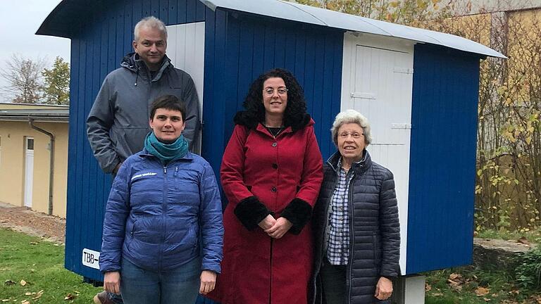 Der Vorstand des Fördervereins der Gemeinschaftsschule Weikersheim besichtigte den neu renovierten Bauwagen, der auf der Wiese vor der Mensa aufgestellt wurde und freut sich, eine neue Attraktion für die Schüler/innen finanziell ermöglicht zu haben. Der Vorstand des Fördervereins (von links): Dirk Pause, Linda Bamberg, Katrin Stahmer, Gudrun Wolf, es fehlt Barbara Hofmann. Der Vorstand des Fördervereins der Gemeinschaftsschule Weikersheim besichtigte den neu renovierten Bauwagen, der auf der Wiese vor der Mensa aufgestellt wurde und freut sich, eine neue Attraktion für die Schüler/innen finanziell ermöglicht zu haben. Der Vorstand des Fördervereins (von links): Dirk Pause, Linda Bamberg, Katrin Stahmer, Gudrun Wolf, es fehlt Barbara Hofmann.
