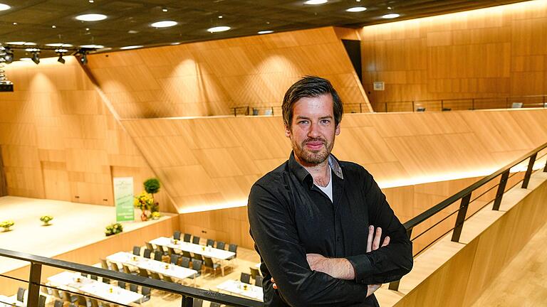 Der Intendant in 'seinem' Haus: Johannes Mnich auf der Empore im Großen Saal der Tauberphilharmonie. Der Intendant in 'seinem' Haus: Johannes Mnich auf der Empore im Großen Saal der Tauberphilharmonie.