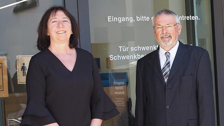 Lothar Schmitt, Präsident des Oberlandesgerichts Bamberg, besuchte das Kitzinger Amtsgericht. Neben der Begrüßung der Direktorin Ingrid Johann standen auch die Sanierungsarbeiten im Mittelpunkt der Gespräche. Lothar Schmitt, Präsident des Oberlandesgerichts Bamberg, besuchte das Kitzinger Amtsgericht. Neben der Begrüßung der Direktorin Ingrid Johann standen auch die Sanierungsarbeiten im Mittelpunkt der Gespräche.