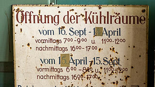 Rundgang mit Architekt Knab im Schlachthof Bad Kissingen       -  Bad Kissingen, Schlachthof, 03.08.2023, Rundgang mit Architekt Knab im Schlachthof Bad Kissingen. 

Einer der planenden Architekten macht mit uns einen Rundgang durch den Schlachthof (Gefrier-, Kühl-, Pökelraum), der im Innern wie eine Kathedrale wirkt. Oben von der Galerie aus konnten früher Kurgäste den Schlachtbetrieb verfolgen - gegen Eintritt, versteht sich. Zu sehen sind noch alte technische Anlagen, zum Beispiel eine Kühlanlage der Firma Linde, die offiziell nun Industriedenkmal werden soll.