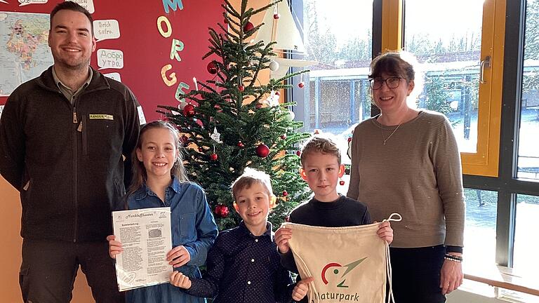 Im Bild von links Naturpark Spessart-Ranger Felix Kühne, die drei Schülersprecher Mira Benning, Florian Benning, Anur Suljevic, Konrektorin Stefanie Schorr.