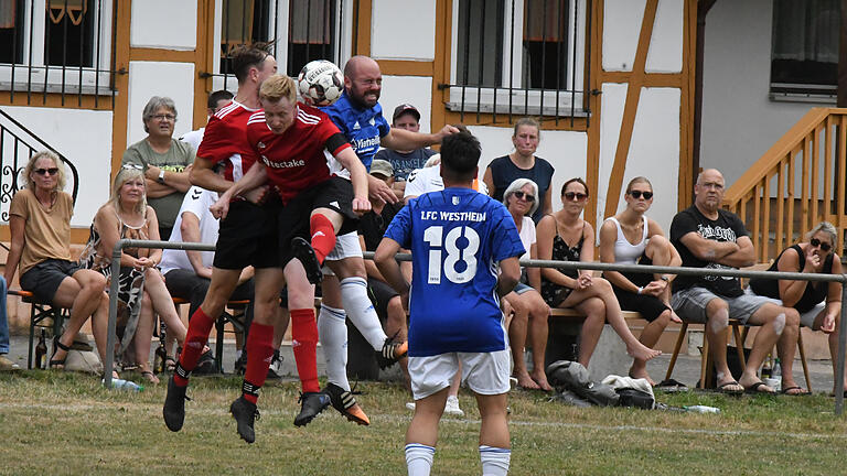 David Reuter wird Co-Trainer beim SC Diebach       -  David Reuter, hier in Aktion als Spielführer des FC Obereschenbach (rotes Trikot) in einem Spiel gegen den FC Westheim, wird zur neuen Saison Co-Trainer beim SC Diebach.