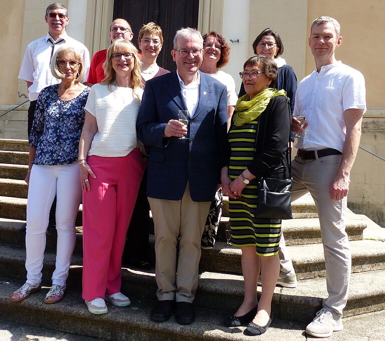 Freude bei allen Beteiligten, dass die Ära Thomas Klemm in Grettstadt noch nicht endet (vorne von links): Christa Opfermann, Petra Gram, Pfarrer Thomas Klemm, Renate Straub.&nbsp; Hinten von links: Norbert Karch, Horst Schellenberger, Brigitte Dellermann, Susanne Keilholz, Irene Kieser und Matthias Wetterich