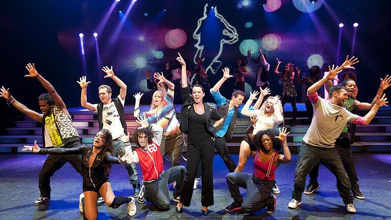 Daddy Cool -de Musical- (foto: Joris van Bennekom, fotograaf GKf - Ausgelassen mit tollen Tanzeinlagen geht es in der zweistündigen Show von „Daddy Cool“ zu. Daddy Cool -de Musical- (foto: Joris van Bennekom, fotograaf GKf - Ausgelassen mit tollen Tanzeinlagen geht es in der zweistündigen Show von „Daddy Cool“ zu.