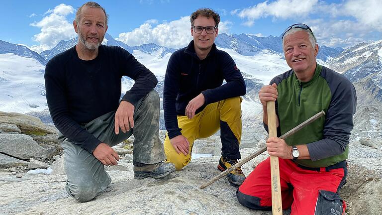 Auf der Suche nach Mineralien und Kristallen: Marcel Betz zwischen den Brüdern Gerhard (links) und Hannes Hofer.