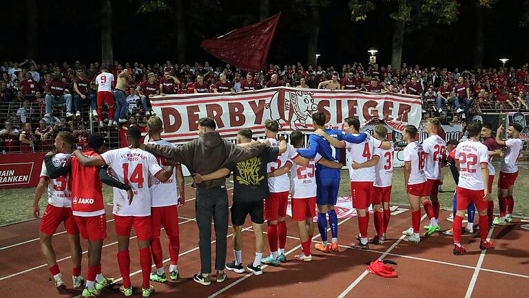 Pure Emotionen: Der 5:2-Sieg im Derby beim FC 05 Schweinfurt war für Spieler und Fans der Würzburger Kickers der Höhepunkt im Jahr 2022.