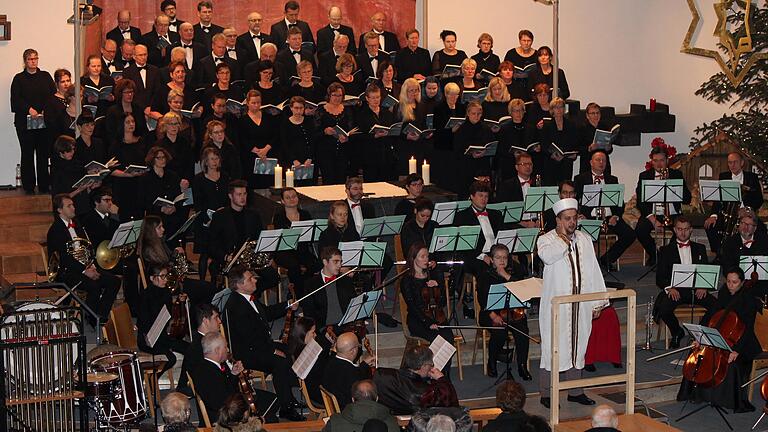 Imam Halil Sanli von der Türkisch-Islamischen Gemeinde Marktheidenfeld sang in der katholischen Pfarrkirche St. Josef den islamischen Aufruf zum Gebet.