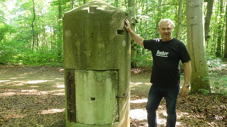 Diente als Zuflucht für den Wasserwart der Schweinfurter Trinkwasserbrunnen. Nils Brennecke vor dem Einmannbunker in den Wehranlagen, den die Stadt gerade von Graffitis befreit hat.