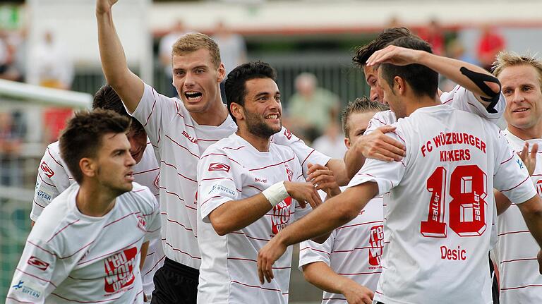 Stand auch für beide Würzburger Klubs auf dem Feld: Fazdel Tahir (Dritter von links), der hier im Jahr 2012 mit seinen damaligen Mitspielern bei den Würzburger Kickers ein Tor bejubelt.&nbsp;