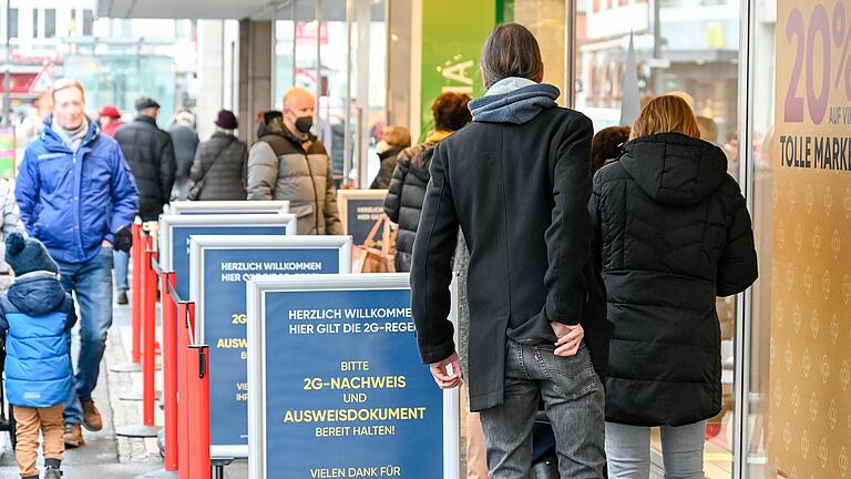 Seit Mittwoch gilt in weiten Teilen des Einzelhandels 2G. Während das Ladenpersonal die Ausweise kontrolliert, kann es vor manchen Geschäften zu kurzen Warteschlangen kommen.