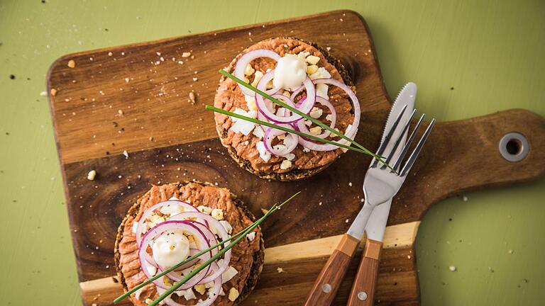 Filet Americain auf Vollkornbrot - Auch auf größeren Vollkornbrotscheiben macht das Filet Americain was her - besonders wenn die Scheiben rund sind. Filet Americain auf Vollkornbrot - Auch auf größeren Vollkornbrotscheiben macht das Filet Americain was her - besonders wenn die Scheiben rund sind.