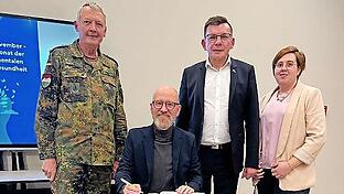 Das Bild zeigt von links General der Infanterie Michael Matz, den ehemaligen Staatssekretär Dr. Peter Tauber, Ersten Bürgermeister Armin Warmuth , Bibliotheksleitung Cindy Paulus.       -  Das Bild zeigt von links General der Infanterie Michael Matz, den ehemaligen Staatssekretär Dr. Peter Tauber, Ersten Bürgermeister Armin Warmuth , Bibliotheksleitung Cindy Paulus.