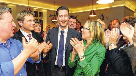 Riesenjubel für den Wahlsieger: Stadtkämmerer Christian Schuchardt wurde am Sonntagabend im Ratskeller beim Wahltreff von CSU, FDP und WL, die seine Kandidatur unterstützen, frenetisch gefeiert: Er konnte den ersten Wahlgang klar gewinnen. Riesenjubel für den Wahlsieger: Stadtkämmerer Christian Schuchardt wurde am Sonntagabend im Ratskeller beim Wahltreff von CSU, FDP und WL, die seine Kandidatur unterstützen, frenetisch gefeiert: Er konnte den ersten Wahlgang klar gewinnen.