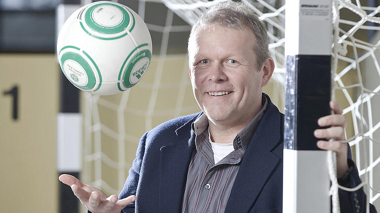 Harald Lange - Institut für Fankultur       -  Der Würzburger Sportwissenschaftler Prof. Harald Lange will das Phänomen des Fankults weiter erforschen – nicht nur im Fußball, wofür er ein eigenes Institut für Fankultur gegründet hatte.