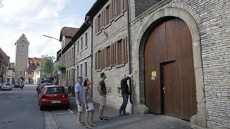 Noch ganz am Anfang der geplanten Renovierung stehen Roman Wagner (links) und seine Frau Andrea, hier mit ihrem Sohn Fabian und Bauingenieur Rainer Fuchs (rechts). Erneuert wird Roman Wagners Elternhaus in der Sommeracher Straße, in der Nähe des Oberen Tores – dem Eingang zur Volkacher Altstadt. Noch ganz am Anfang der geplanten Renovierung stehen Roman Wagner (links) und seine Frau Andrea, hier mit ihrem Sohn Fabian und Bauingenieur Rainer Fuchs (rechts). Erneuert wird Roman Wagners Elternhaus in der Sommeracher Straße, in der Nähe des Oberen Tores – dem Eingang zur Volkacher Altstadt.