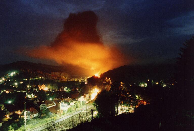 Eine der seltenen Farbaufnahmen jener Nacht, eine Langzeitbelichtung des Partensteiner Fotografen Elmar Weber, zeigt die Flammen- und Rauchsäule über dem Spessartdorf.