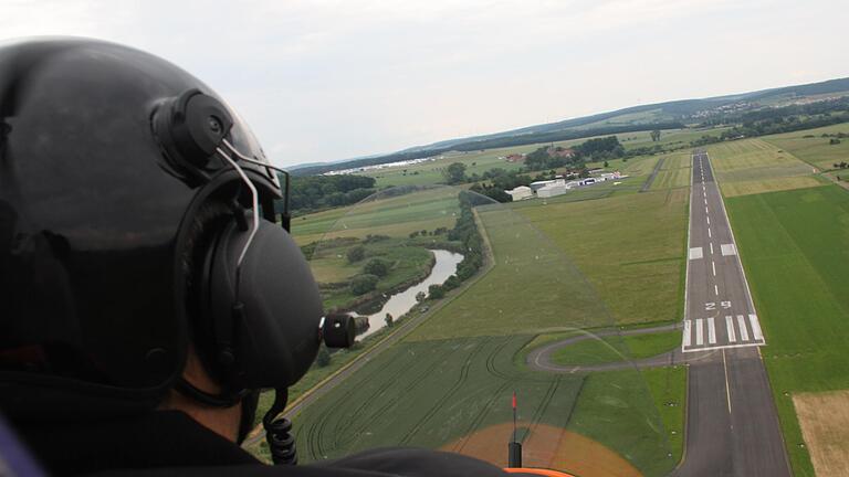 Landeanflug eines Tragschraubers auf den Haßfurter Flugplatz. Wenn es nach dem Willen der SPD-Kreisräte geht, sind die Tage der Einrichtung gezählt.