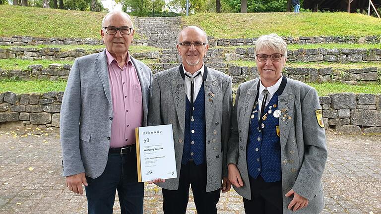 Das Foto zeigt (von links) den Verteter des Blasmusikverbandes Tauber-Odenwald-Bauland Valentin Kimmelmann, den geehrten Wolfgang Segeritz sowie Vorsitzende Elke Krappel.