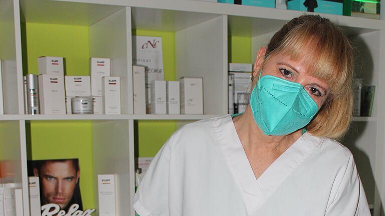 Zwischen Körperpflege und Wellness: Kerstin Pecher trägt mit sicherer Hand eine Maske auf.