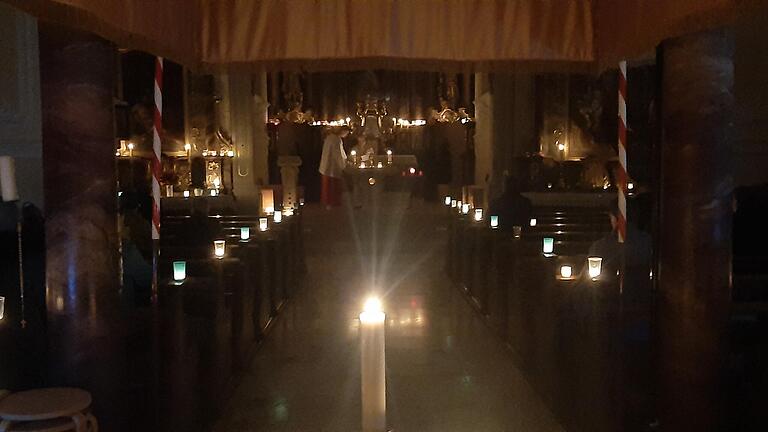 Mit purem Kerzenlicht feierten die Gläubigen in Schwemmelsbach zu früher Stunde die Rorate-Votivmesse in der St. Cyriakus-Kirche. Anschließend gab es im alten Schulhaus nebenan ein gemeinsames Frühstück.