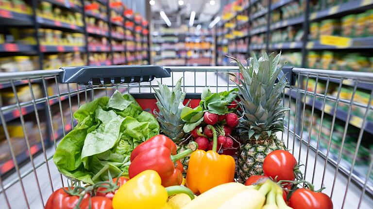 Lebensmittelpreise.jpeg       -  Blick in den Einkaufswagen: Gerade einige Gemüseprodukte sind wieder günstiger geworden.