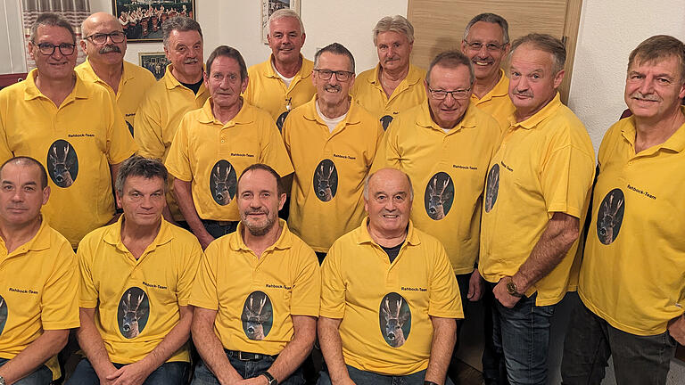 TSV Wollbach       -  Trafen sich 40 Jahre nach der Meisterschaft wieder mit Thomas Rottenberger (hinten, von links), Roland Kirchner, Hermann Metz, Jürgen Rottenberger, Thomas Söder, Michael Grom, Kurt Markart, Reinhold Rösser, Harald Albert, Matthias Schmitt sowie  Jochen Wehner und Konrad Wehner (vorne, von links), Thomas Geis, Herbert Metz und dem kürzlich verstorbenen  Gerhard Kirchner. Es fehlt: Udo Schmitt.