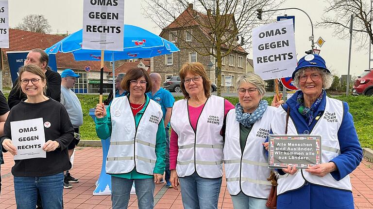 Sie sind die 'Omas gegen Rechts': Barbara Clobes (Zweite von links) und ihre Mitstreiterinnen. Am Karsamstag protestierten sie in Ochsenfurt gegen eine Aktion der AfD.