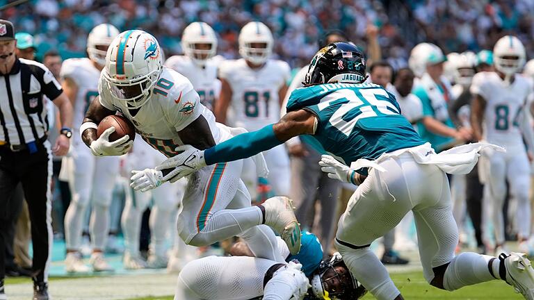 Miami Dolphins - Jacksonville Jaguars       -  Nach Festnahme auf dem Feld und mit einem Touchdown erfolgreich: Tyreek Hill (Nummer 10) von den Miami Dolphins.