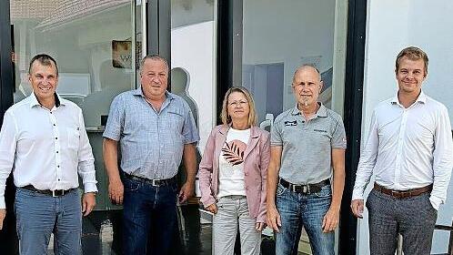 Auf dem Foto (von links): Geschäftsführer Bernhard Wolf, Udo Wehner, Hiltrud Friedrich, Jürgen Pfeuffer und Jonas Wolf       -  Auf dem Foto (von links): Geschäftsführer Bernhard Wolf, Udo Wehner, Hiltrud Friedrich, Jürgen Pfeuffer und Jonas Wolf