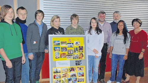 Barbara Clobes (rechts) daneben die Nepalesin Kabita Subedi, Stefan Clobes, Klaus Meyer und die Klassensprecher der neunten Klassen, die das Nepalprojekt bis zum Abitur unterstützen.