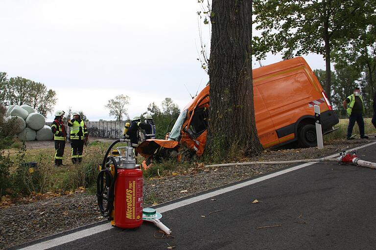 Das Unfallfahrzeug kam an der Straßenböschung neben einem Allee-Baum in Schräglage zum Stehen.