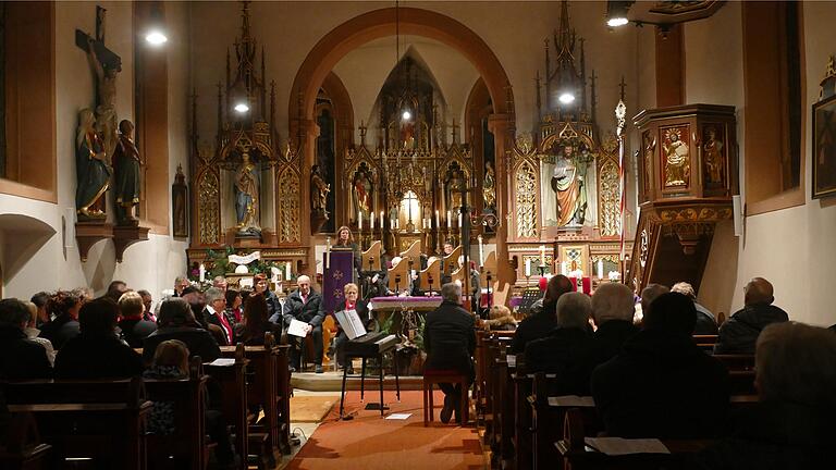 Mit einem adventlichen Konzert in der St. Peter und Paul-Kirche in Tiefenstockheim läutete der Gesangverein Tiefenstockheim die Vorweihnachtszeit ein.