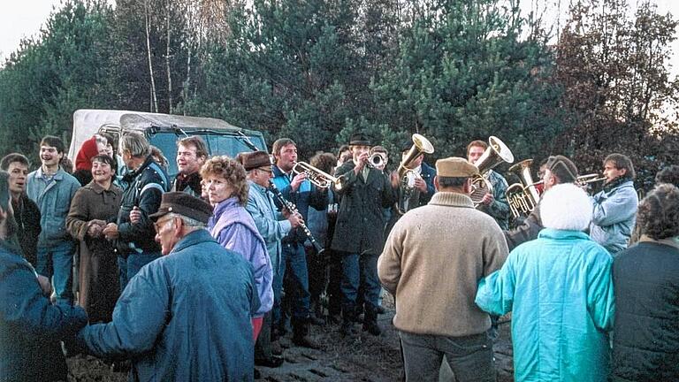 Der Grenzübergang zwischen Allertshausen und Hellingen und die erneuerte Straße wurden am 26. Januar 1990 freigegeben. Der Grenzübergang zwischen Allertshausen und Hellingen und die erneuerte Straße wurden am 26. Januar 1990 freigegeben.