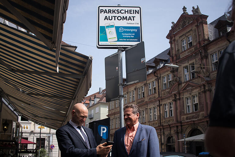 Das neue Handy-Bezahlsystem stellten im Juni Christoph Schwarzmichel von der Betreiberfirma Sunhill (links) und SVG-Geschäftsführer Walter Beck vor. Das neue Handy-Bezahlsystem stellten im Juni Christoph Schwarzmichel von der Betreiberfirma Sunhill (links) und SVG-Geschäftsführer Walter Beck vor.