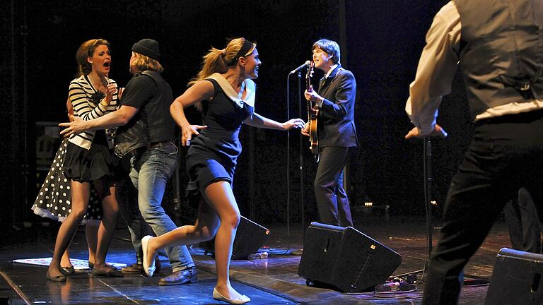 Zuvor gecastete Groupies stürmen die Bühne der Beatles Coverband 'Twist & Shout'. Zuvor gecastete Groupies stürmen die Bühne der Beatles Coverband 'Twist & Shout'.